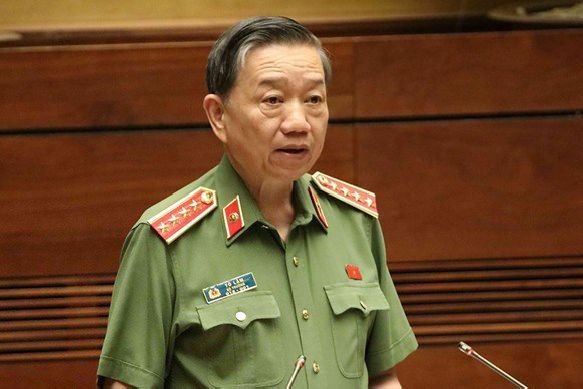 公安部長蘇霖在議事堂上回答國會代表的質詢。(圖源:武海)