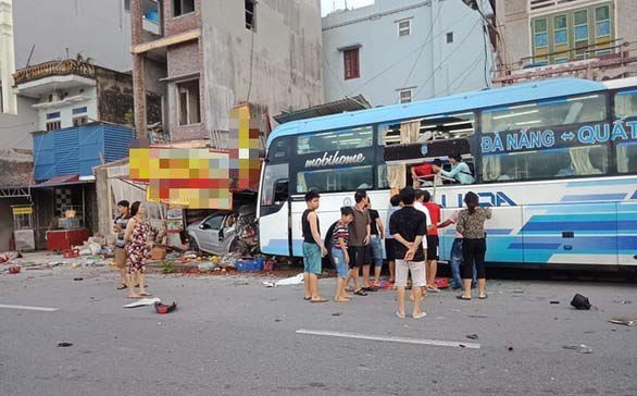 在現場，4座汽車和客車同在路旁民房門前被卡住。（圖源：VOV）