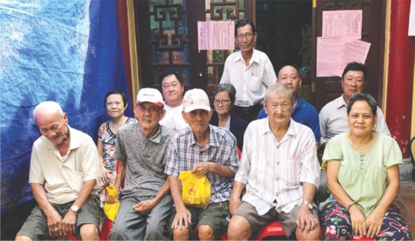 福建二府會館昨(5)日上午向各位福建高齡鄉親和孤寡長者贈送端午節肉粽。