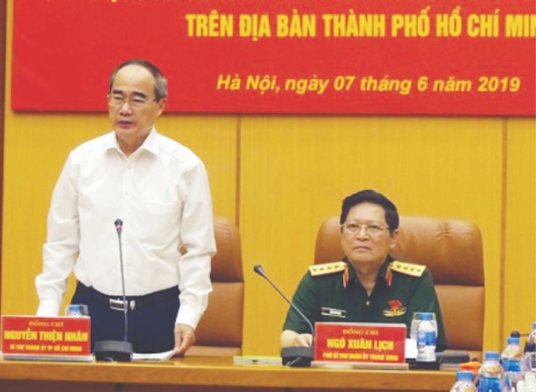 黨中央政治局委員、中央軍委副書記、國防部長吳春歷大將及黨中央政治局委員、市委書記阮善仁共同主持會議。（圖源：互聯網）