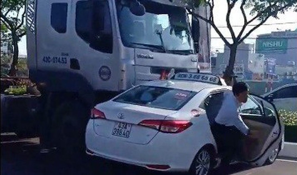 計程車被牽引車推行逾10米才停下來時，一名男乘客馬上打開車門逃出車外。（圖源：視頻截圖）