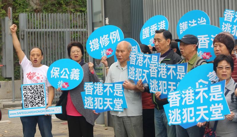 「萬眾同聲撐修例公義組」成員日前到政總外請願。(圖源:互聯網)