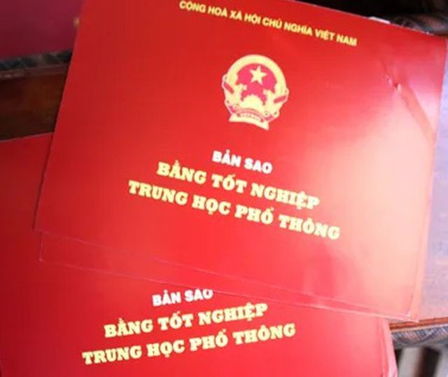 廣治省向化縣委日前已初步查明14名幹部使用假高中畢業文憑,正在審議並予以紀律處分。圖為高中畢業文憑。(示意圖源:互聯網)