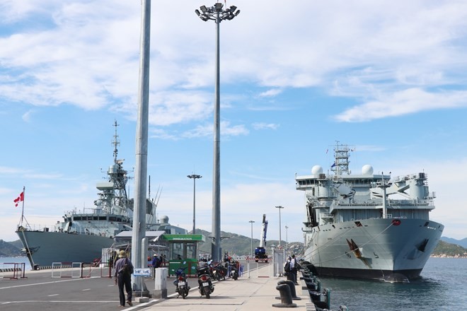 加拿大皇家海軍力量所屬HMCS Regina驅逐艦和Asterix後勤支援船抵達金蘭灣國際海港。（圖源：越通社）