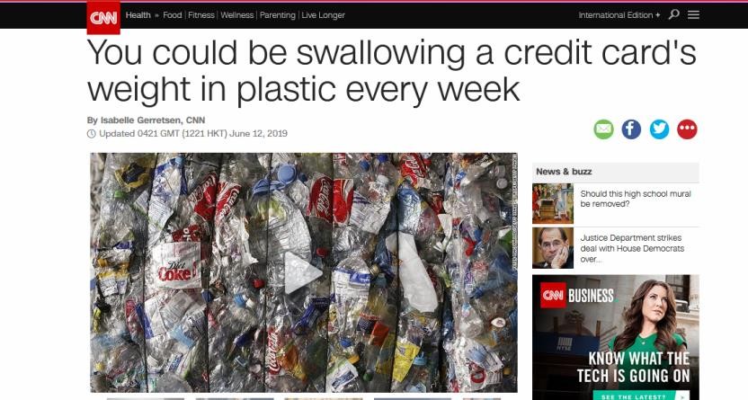 美國有線電視新聞網(CNN)12日援引澳大利亞紐卡斯爾大學一項新研究警告稱，全球人均每週攝入5克塑料，相當於一張信用卡的重量。（圖源：CNN報道截圖）