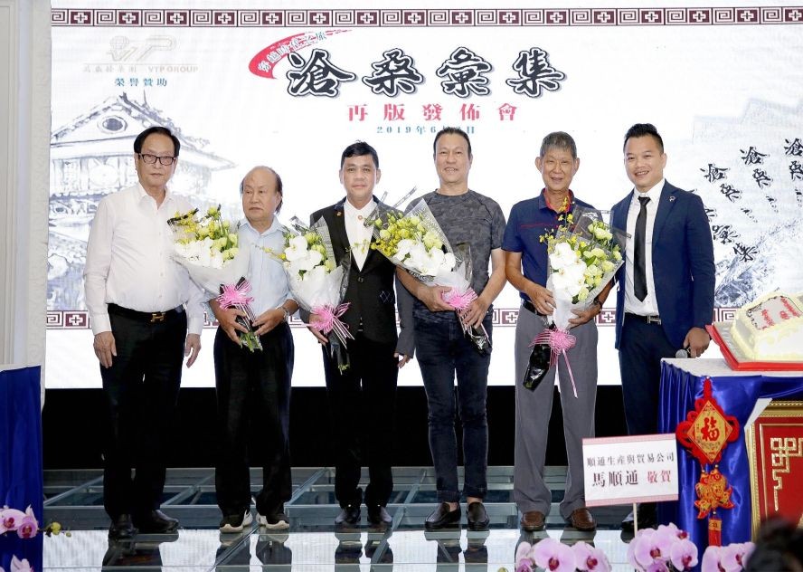 萬盛發集團代表張豐裕(左一)與麒麟(右一)於發佈會上向華人 “人民藝人”與“優秀藝人”獻花。