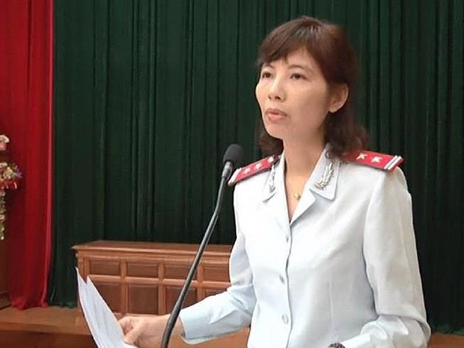 圖為被永福省公安拘留的建設部監察與肅貪科副科長阮氏金英。(圖源:仲富)