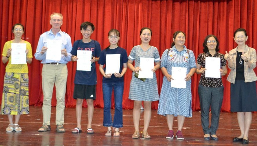 學員頒發結業證書及硬體字比賽優秀獎狀。