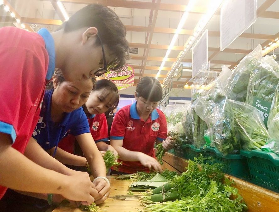 紅色鳳凰花志願者嘗試當超市人員。