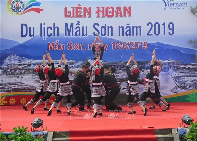 2019年母山旅遊節開幕儀式文藝表演節目。(圖源:越通社)