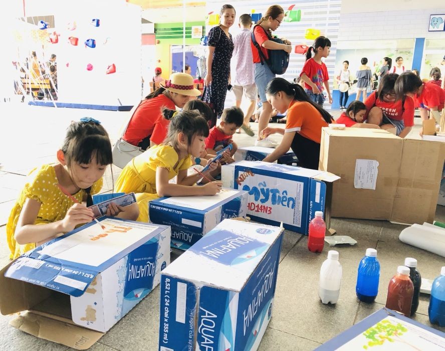 小朋友在 KizCiti“環保學院”製作垃圾箱。