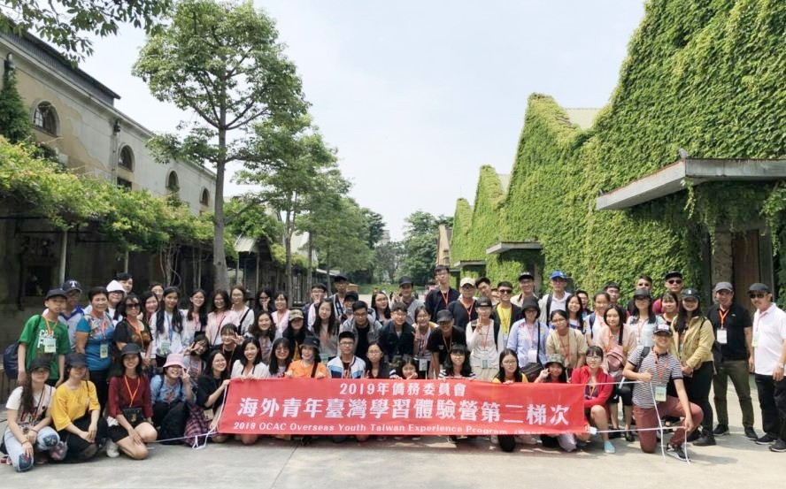 參加學習體驗營的學生合影。