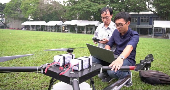 圖為市百科大學研究小組研發的殺蟲劑噴射飛機。(圖源:NT)