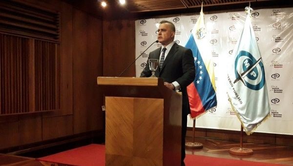 委內瑞拉總檢察長薩博18日在首都加拉加斯對媒體宣佈，因涉洗錢和貪腐，兩名委反對派成員將面臨檢方調查。（圖源：Twitter / @ViceVenezuela）