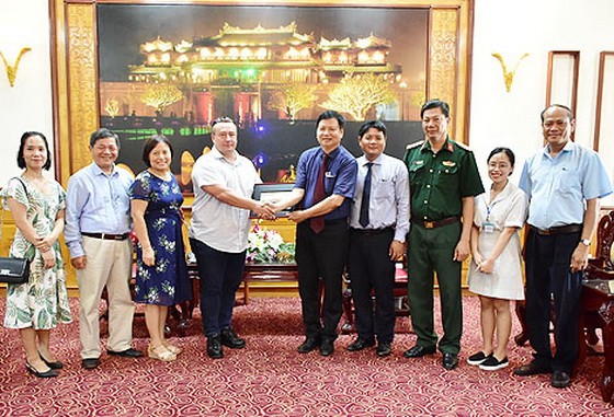 承天-順化省人委會副主席阮容（中）與挪威人民援助組織(NPA)駐越南首席代表簡‧埃里克‧斯多亞（左四）會面。（圖源：thuathienhue.gov.vn）