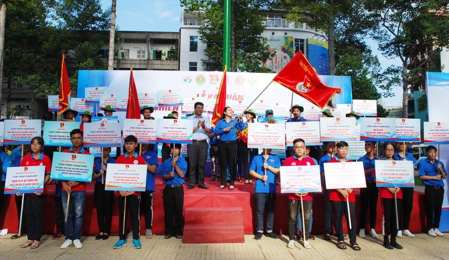 共青團第五郡郡委在和平公園舉行的“各項暑期志願活動”出發儀式。