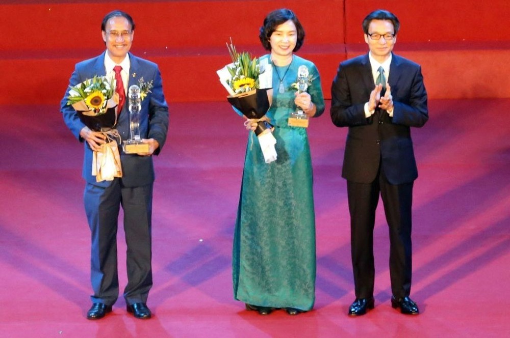 2018年亞太國際質量獎獲武德膽副總理授予黎明塑料股份公司及越南工商商業股份銀行。（圖源：越通社）