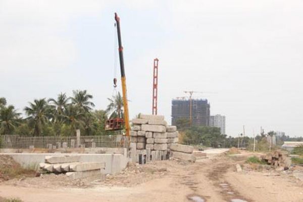 從范文同街至鵝耶路口的2號環市路段因 場地問題導致施工工作被間斷。