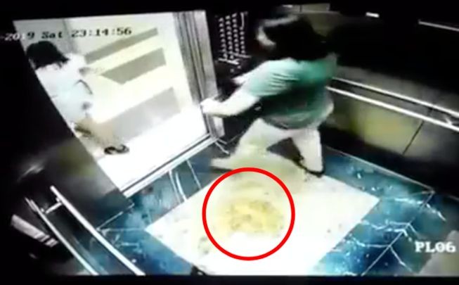 2名乘梯婦女離開電梯時“恰巧”留下一層厚厚的尿水。（圖源：監控視頻截圖）