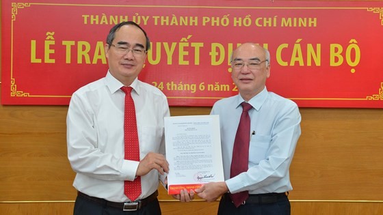 市委書記阮善仁（左）頒授《決定》給潘阮如奎同志。（圖源：越勇）