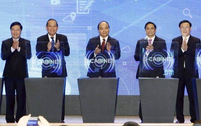 政府總理阮春福(中)出席政府內部電子公務處理系統(e-Cabinet)啟動儀式。(圖源:越通社)