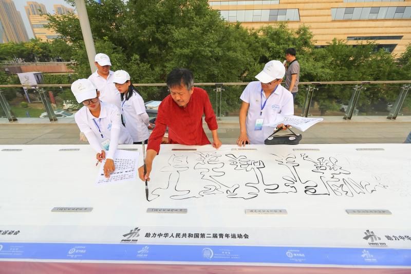 23日晚,歷時15小時20分鐘,中國山西57歲男子楊拴明在81萬4269平方米的宣紙上,以毛筆書寫一筆空心字共計4314字,成功挑戰吉尼斯世界紀錄稱號“最大的折頁書”,共計1350頁。(圖源:互聯網)