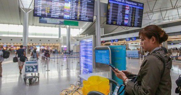 乘客透過電子屏幕跟進航班狀態。