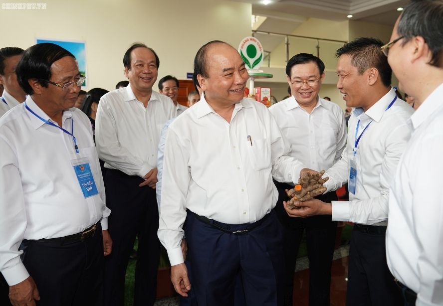 政府總理阮春福與代表交談。（圖源：光孝）