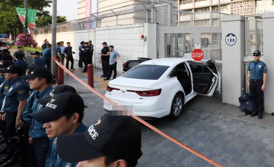 當地時間25日,韓國首爾,一名40歲的男子駕車衝撞位於首爾光化門的美國駐韓國大使館(見圖),造成使館大門和汽車引擎蓋損壞,無人員傷亡。(圖源:韓聯社)