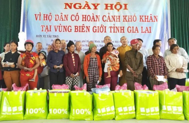 嘉萊省貧困同胞獲贈醫施藥和贈送禮物。