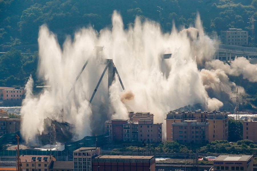 莫蘭迪橋當天實施爆破拆除。(圖源:AP)