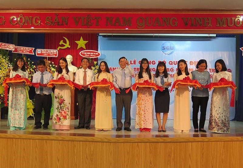 圖為西貢大學附屬實驗小學開辦典禮剪綵儀式。(圖源:范英)