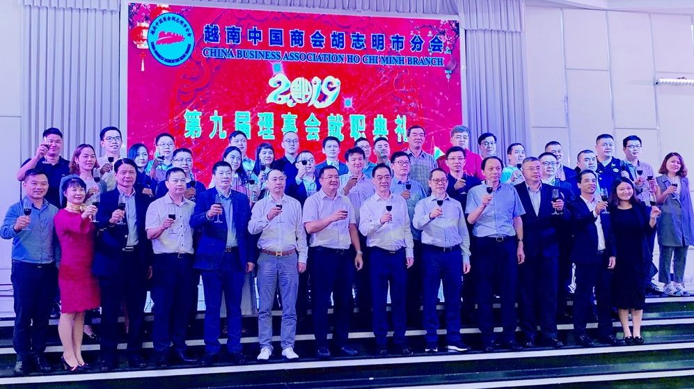 吳駿總領事與新屆理事上台敬酒。