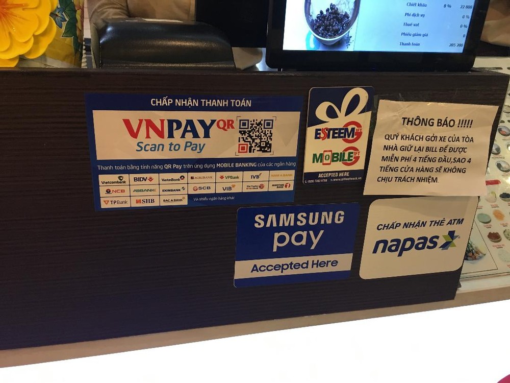 銀台前貼上所接受的電子支付方式任由顧客選擇。