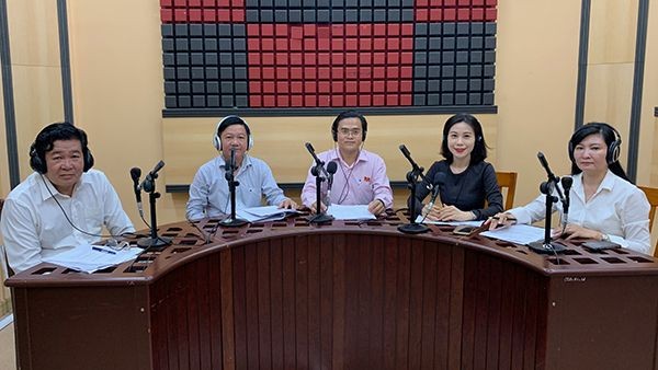 嘉賓參加主題為“新農村與必須關注問題”的與市政府直接對話節目。（圖源：VOH）