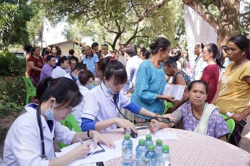 廣治省青年醫生協會成員赴老撾沙灣拿吉省贈醫施藥。（圖源：翠安）