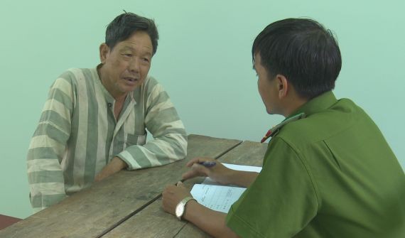 調查員向被扣留的黎廷漢錄取供詞。（圖源：阮正）