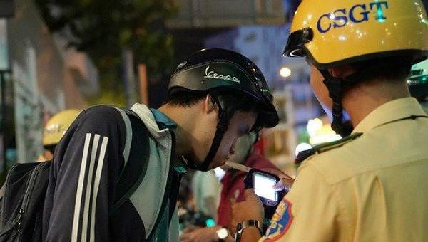 交警檢測司機的酒精濃度。