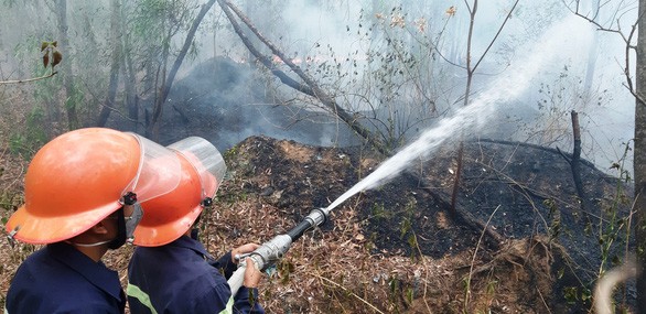 消防隊員在奮勇滅火。（圖源：黎忠）