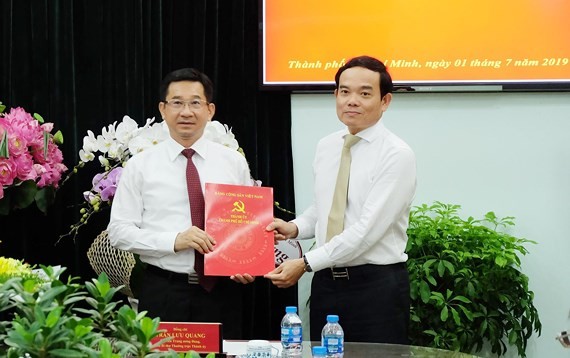 新任市委內政處副主任楊玉海（左）從市委常務副書記陳留光手中接過人事委任《決定》。（圖源：秋紅）