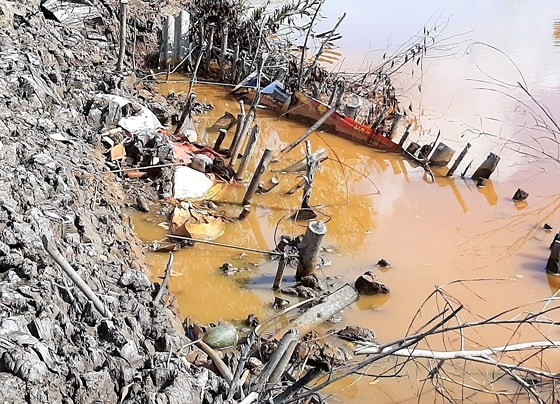 圖為河道泥土被擅自挖掘之處，導致河畔遭坍塌。（圖源：晉泰）