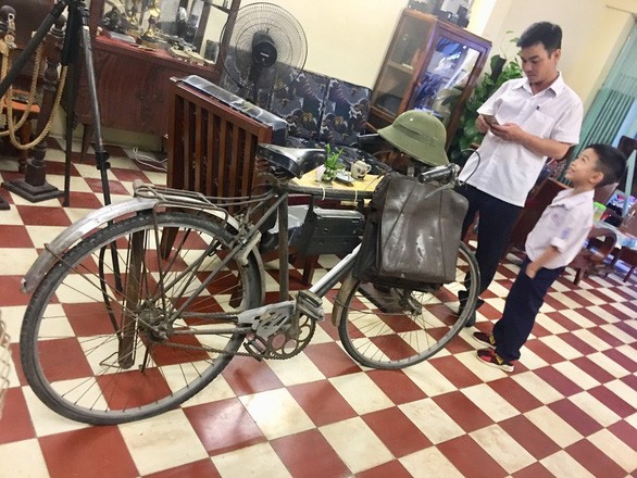 陳雨平把收藏到的昔日西貢別動隊所使用過的自行車在咖啡店內陳列以向年輕 人推介歷史。