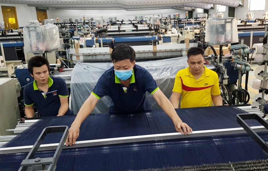 華人企業家杭慰瑤主理的越鴻公司生產牛仔布出口美國。