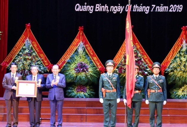 政府常務副總理張和平（左三）代表黨和國家領導向廣平省黨部、政府及人民授予一等獨立勳章。（圖源：越通社）