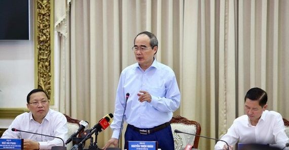 市委書記阮善仁在 會上發表指導意見。（圖源：黃潮）