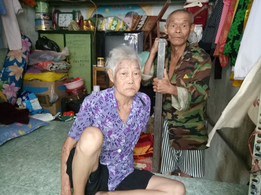 李幼好的腳力差，只能坐在地上挪動，其子患有肝硬化，頭腦不清醒。