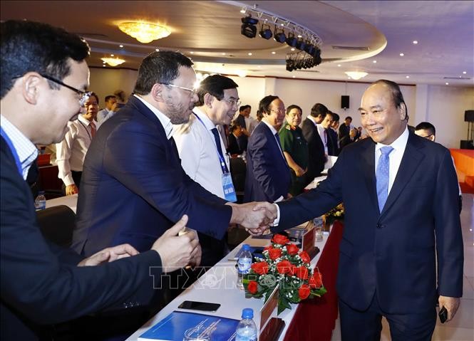 政府總理阮春福與代表交談。（圖源：越通社）