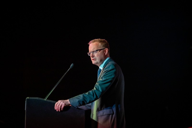 當地時間7月2日，澳大利亞央行(RBA)在利率會議上宣佈，將再次降低官方利率至1%，創歷史新低。圖為澳央行長洛伊（Philip Lowe）。（圖源：EPA）