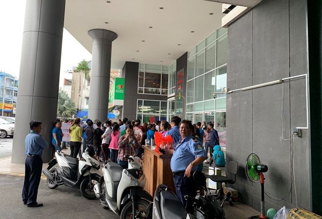 昨日下午，不少紡織品成衣企業已趕抵Central Group駐本市辦公廳以瞭解該通報事宜。（圖源：張啟）