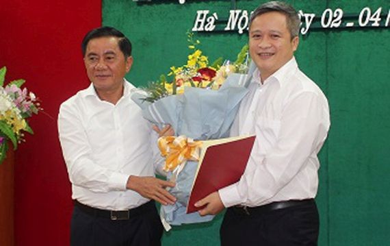 黨中央書記、中央檢委會主任陳錦秀（左）向陳進興同志頒發人事委任《決定》並贈送鮮花祝賀。（圖源：中央檢委會）